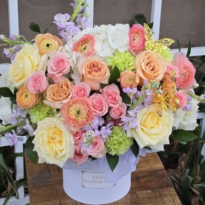 Garden roses ,ranunculus, spay roses, carnation, matiola, hydrangea 